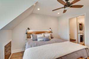 Ένα ή περισσότερα κρεβάτια σε δωμάτιο στο Rest and Relax Tennessee Home with Patio and Fire Pit