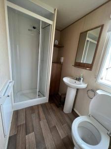 Ένα μπάνιο στο Collett 3 Bed standard caravan