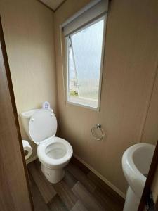 Ένα μπάνιο στο Collett 3 Bed standard caravan