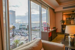 ein Wohnzimmer mit Stadtblick in der Unterkunft Metria Hotel in León