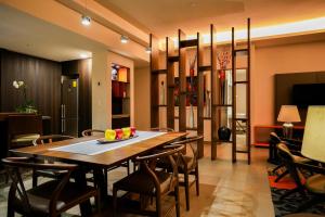 a dining room with a table and chairs at Metria Hotel in León