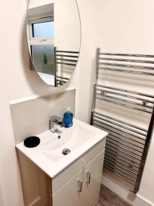 キドリントンにある4 Bedroom House, Oxfordの洗面台と鏡のあるバスルーム +18枚の写真