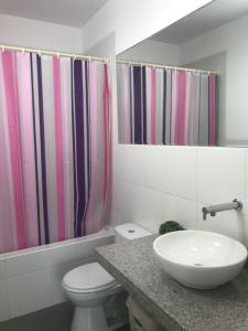 une salle de bain avec des toilettes blanches et un lavabo dans l'établissement ESCAPA DE LA RUTINA Y DISFRUTA Asia - Chocaya, à Asia