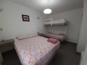 Ce lit se trouve dans un dortoir doté de 2 lits superposés. dans l'établissement ESCAPA DE LA RUTINA Y DISFRUTA Asia - Chocaya, à Asia 19 autres photos