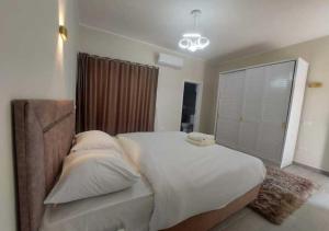 Rúm í herbergi á Private 2BR Apartment with Private Heated Pool at Bali D3
