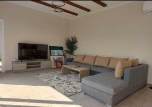 TV a/nebo společenská místnost v ubytování Private 2BR Apartment with Private Heated Pool at Bali D3