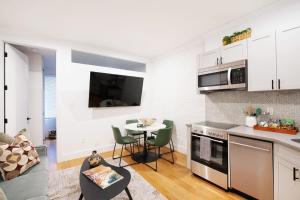 eine Küche und ein Wohnzimmer mit Tisch und Stühlen in der Unterkunft 1288-3RS New Renovated 2 Bedrooms in UES in New York + 13 Fotos