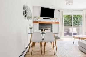 a living room with a table and white chairs at Bright & Modern - King Suite - Creekside Trail in Boulder