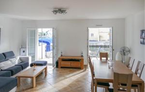 エーグ・モルトにあるBeautiful Home In Aigues-Mortesのソファとテーブルのあるリビングルーム
