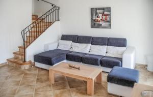 エーグ・モルトにあるBeautiful Home In Aigues-Mortesの青いソファとテーブルのあるリビングルーム