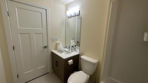 ein weißes Badezimmer mit Toilette und Waschbecken in der Unterkunft Private Cozy Spacious 1 bedroom basement suite in Winnipeg + 6 Fotos