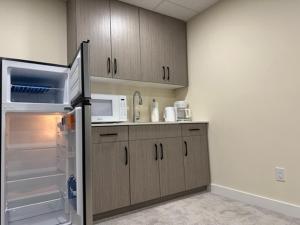 eine leere Küche mit einem Kühlschrank und einer Mikrowelle in der Unterkunft Private Cozy Spacious 1 bedroom basement suite in Winnipeg