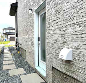 ein Fenster an der Seite eines Gebäudes in der Unterkunft Private Cozy Spacious 1 bedroom basement suite in Winnipeg