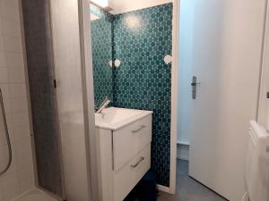 Ένα μπάνιο στο Appartement T2 Mezzanine - Front de mer - Parking privé - 4 personnes - St-Pierre-la-Mer - FR-1-795-51 +19 φωτογραφίες