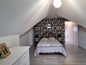 ein Schlafzimmer mit einem Bett auf einem Dachboden in der Unterkunft Appartement T3 Duplex, 4 Pers, Centre Sarzeau, Balcon - FR-1-775-18 in Sarzeau