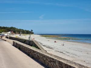 ein Strand mit Menschen im Sand und im Meer in der Unterkunft Appartement T3 Duplex, 4 Pers, Centre Sarzeau, Balcon - FR-1-775-18 in Sarzeau