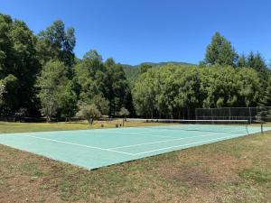 Tenis a/nebo squash v ubytování Cabaña Grande - Acceso directo a playa lago Caburgua y cancha de tenis - direct access Beach in Caburgua Lake and tenis court - Huincalafquen nebo okolí