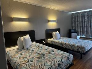 a hotel room with two beds and two lamps at Motel 6-Tifton, GA in Tifton +44 photos