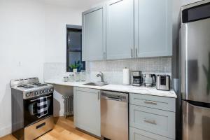 Η κουζίνα ή μικρή κουζίνα στο 1290-3 New Renovated 2 Bedrooms in UES