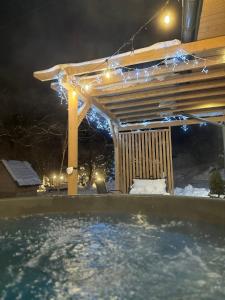 Bazén v ubytování Bieszczady Beztroska Chata nebo v jeho okolí