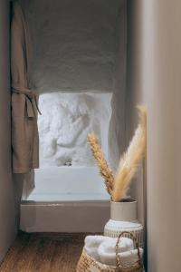 Katil atau katil-katil dalam bilik di Jacuzzi Suite by Divalproperties-Mykonos