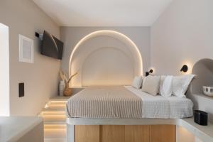 Katil atau katil-katil dalam bilik di Jacuzzi Suite by Divalproperties-Mykonos