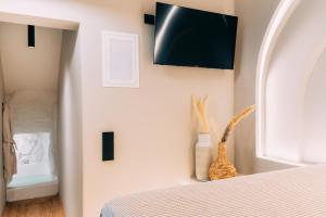 Katil atau katil-katil dalam bilik di Jacuzzi Suite by Divalproperties-Mykonos