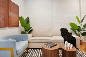 Χώρος καθιστικού στο 1290-8 New Renovated 2 Bedrooms in UES
