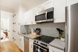 Η κουζίνα ή μικρή κουζίνα στο 1290-8 New Renovated 2 Bedrooms in UES