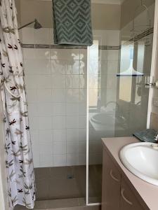 Ένα μπάνιο στο Dhu North BnB Modern with Great Views