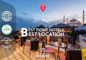 伊斯坦布尔Best Point Hotel Sultanahmet,Istanbul的阳台享有蓝色清真寺的景致,配有桌椅。