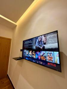 Una televisión o centro de entretenimiento en Chambre privée vue sur jardin 6 fotos más