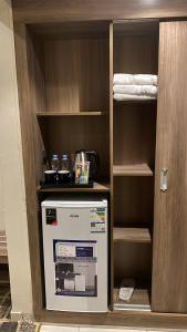 eine kleine Küche mit Kühlschrank in einem Zimmer in der Unterkunft ATYAF ALKHIR HOTEl in Mekka