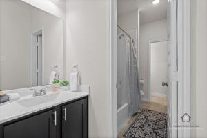 Un baño de New Build in Prime Location Close to UNT TWU and DT Denton 30 fotos más