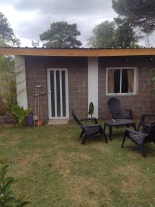 een groep stoelen voor een huis bij Amistad in Villa Gesell