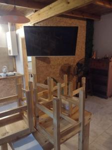 een groep stoelen in een keuken met een groot scherm bij Amistad in Villa Gesell