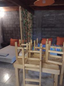 een kamer met 2 houten stoelen en een bed bij Amistad in Villa Gesell +4 foto's