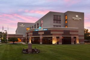 Un edificio con césped delante. en DoubleTree by Hilton Bradley International Airport, en Windsor Locks