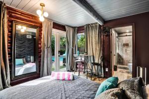 une chambre avec un lit et une vue sur une piscine dans l'établissement Kiki 3 - Men's Clothing optional Guest Houses, à Fort Lauderdale