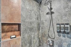 une salle de bain avec une douche avec pommeau de douche dans l'établissement Kiki 3 - Men's Clothing optional Guest Houses, à Fort Lauderdale