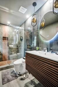 une salle de bain avec une baignoire, des toilettes et une douche dans l'établissement Kiki 3 - Men's Clothing optional Guest Houses, à Fort Lauderdale