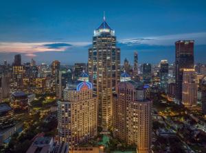 曼谷曼谷港丽公寓酒店的大城市的夜景