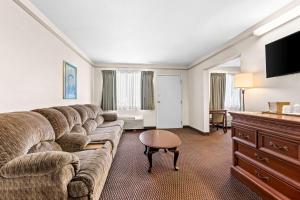 una sala de estar con un sofá y una mesa en SureStay Hotel by Best Western Castro Valley, en Castro Valley