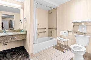 Un baño con bañera, inodoro y lavabo. en SureStay Hotel by Best Western Castro Valley, en Castro Valley 22 fotos más