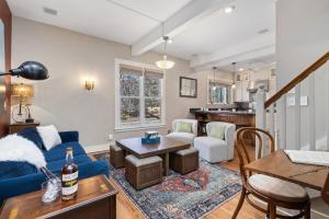 un salon avec un canapé bleu et une table dans l'établissement City Park Charm - Vintage Home with Modern Comforts, à Fort Collins