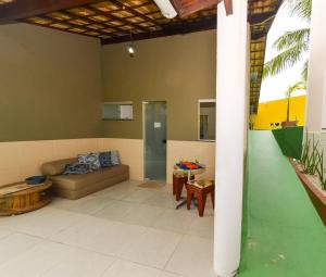 una sala de estar con un sofá y una mesa en Flat Salvador, en Salvador
