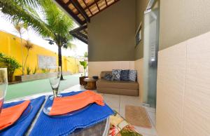 un patio con mesa y mantel azul en Flat Salvador, en Salvador