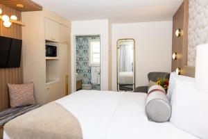 Ένα ή περισσότερα κρεβάτια σε δωμάτιο στο Seaway Inn +7 φωτογραφίες