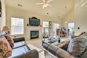Elle comprend un salon doté d'un mobilier en cuir et d'une cheminée. dans l'établissement 6 Mi to Charlotte Motor Speedway Home with Fire Pit, à Concord