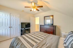 une chambre avec un lit et un ventilateur de plafond dans l'établissement 6 Mi to Charlotte Motor Speedway Home with Fire Pit, à Concord